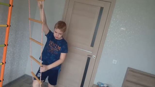 КАК ЗАНИМАТЬСЯ НА ШВЕТСКОЙ СТЕНКЕ . УПРАЖНЕНИЕ смотреть онлайн