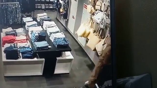 Подозреваемую в краже вещей из магазина ищут в Южно-Сахалинске