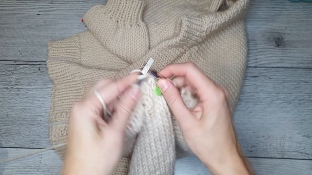 Набираем петли и вяжем рукав сверху вниз. Куртка спицами. Часть 7. смотреть онлайн