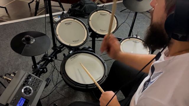Ударная установка ROLAND смотреть онлайн