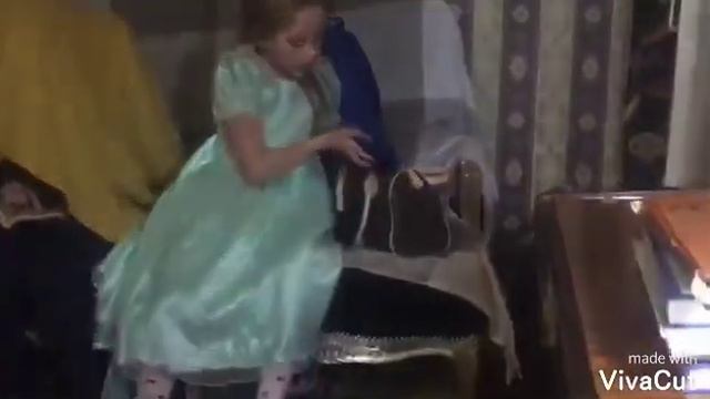 БАБУШКА ПОБИЛА ПРОСТУЮ ДЕВОЧКУ, КОТОРАЯ ЕЁ СЛУЧАЙНО ТОЛКНУЛА😳😳😳 смотреть онлайн