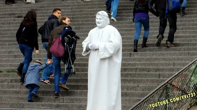 человек в в костюме мима nikon p510 смотреть онлайн