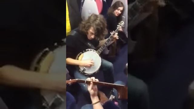 Dueling Banjos by Flats & Sharps (on a Bristol to London Train) смотреть онлайн