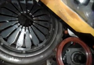 ГУДИТ ВЫЖИМНОЙ ПОДШИПНИК И ПОЛОМКА КОРЗИНЫ СЦЕПЛЕНИЯ НА ВАЗ, ЛАДА. КАК ЭТО ПРОЯВЛЯЕТСЯ?