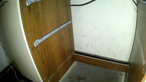 Ремонт кухонной мебели: замена направляющих на выдвижных ящиках.