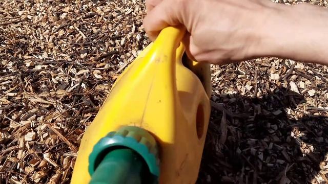 Заправка бензопилы удобной канистрой Refueling A Chainsaw
