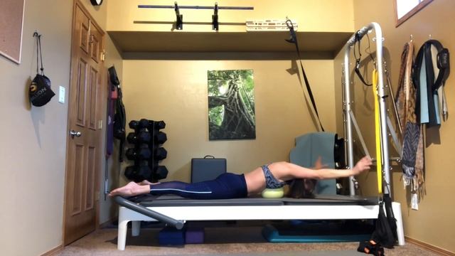 Athletic Small Ball Pilates Work and Stretch Class with Fiona Hermanutz смотреть онлайн