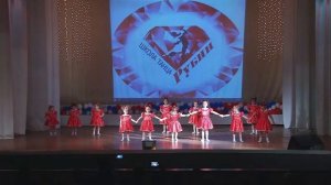 Детский танец «Ягодки».  Танцуют дети 3-4 лет.  Впервые на сцене.