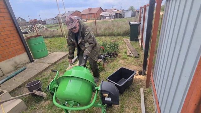 У каждого из нас свои хлопоты. Я готовлюсь к пасхе. Супруг ставит столбы для будущего навеса смотреть онлайн