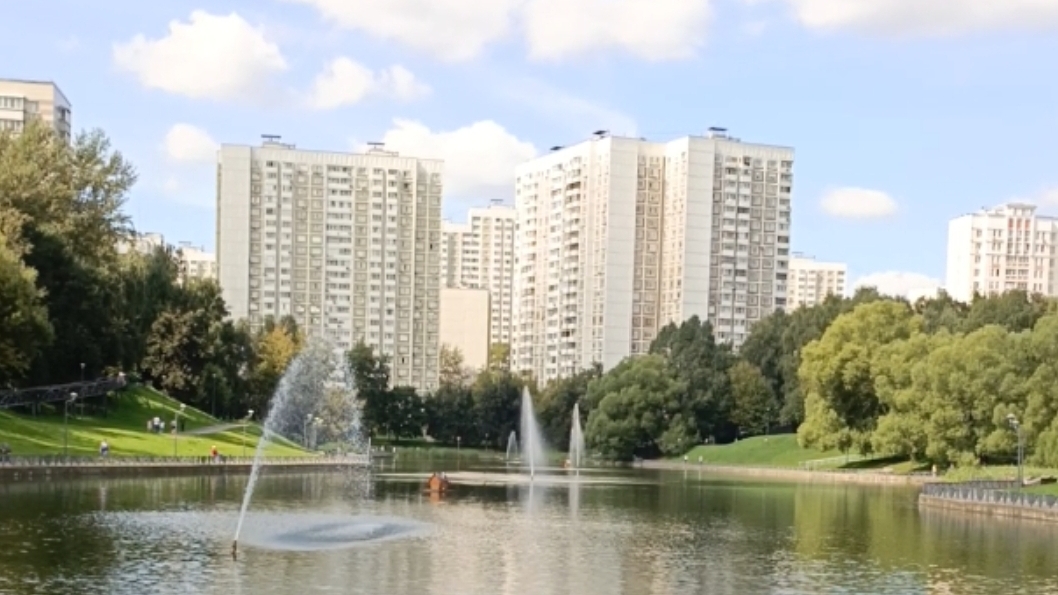 Прекрасный Беловежский пруд в Москве. смотреть онлайн