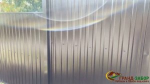 Забор из профлиста в рамке на участке с большим перепадом высоты. Делаем по грунту!