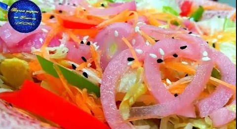 ВКУСНЫЙ САЛАТ ИЗ МАРИНОВАННОГО ЛУКА И ОВОЩЕЙ. смотреть онлайн