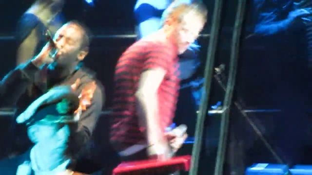 Gorillaz - Clint Eastwood (Escape To Plastic Beach Tour Hong Kong) смотреть онлайн