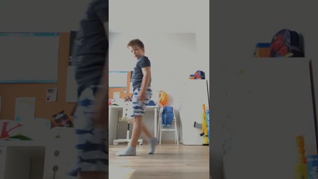 Как точно сделать лунную походку Майкла Джексона смотреть онлайн