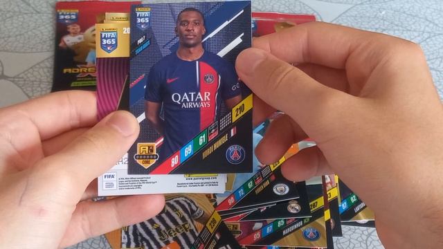 Otwieram saszetki z piłkarzami panini fifa 365 2024 смотреть онлайн