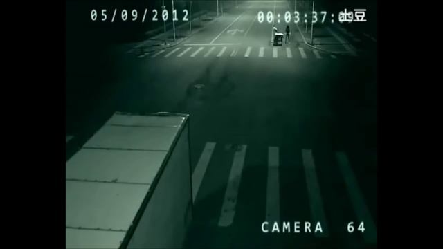 В Китае ангел спас человека от смерти, засняла скрытая камера на дороге! смотреть онлайн