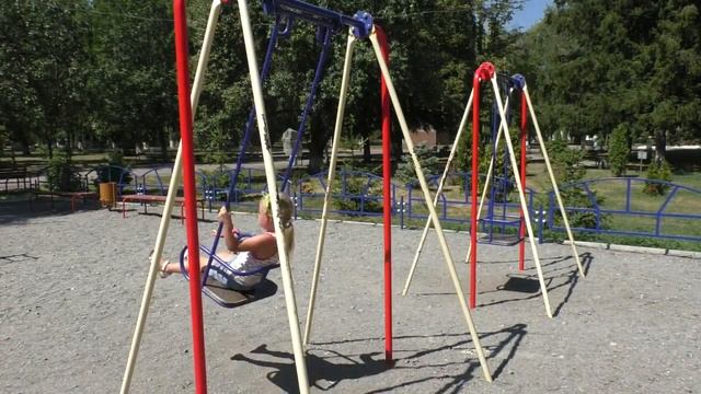 Учимся кататься на качели. смотреть онлайн