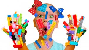 Настя и папа играют в конструктор Лего Lego