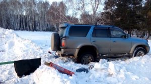 Как вытаскивать застрявший автомобиль из снега/грязи ручной лебёдкой.