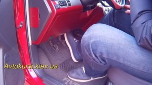Как правильно отпускать сцепление и работать с педалями