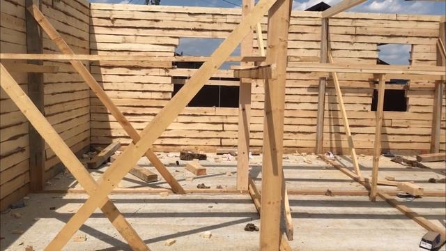 Укладка бруса первого этажа под деревянный дом 160 м2 от застройщика Севиан Строй смотреть онлайн