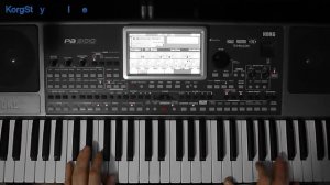 Парень красиво играет на Корг Стайл