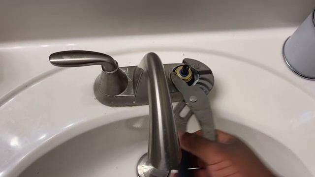 Hot and cold Pfister Cartridge replacement on a bathroom faucet смотреть онлайн