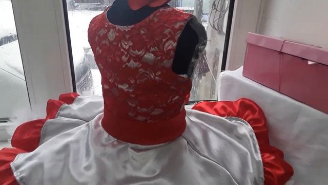 Очень красивое пышное платье, красное с серым. Платье для девочки на 2-4 года.