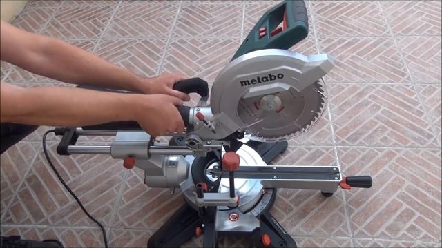 Metabo KGS 254 M – modèle 2015 – Scie à onglets radiale смотреть онлайн