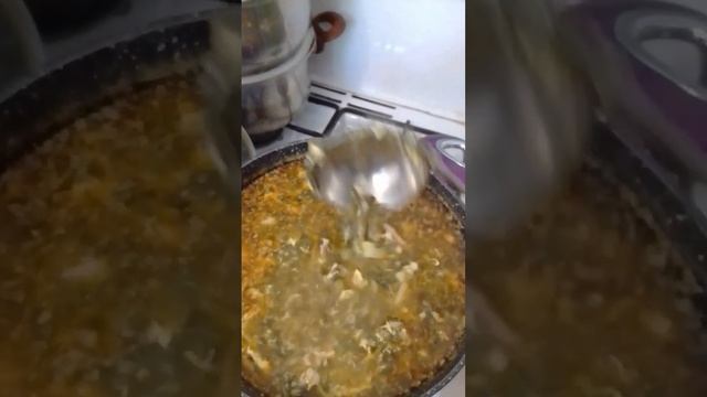 Зелёный борщ с мясом на обед смотреть онлайн