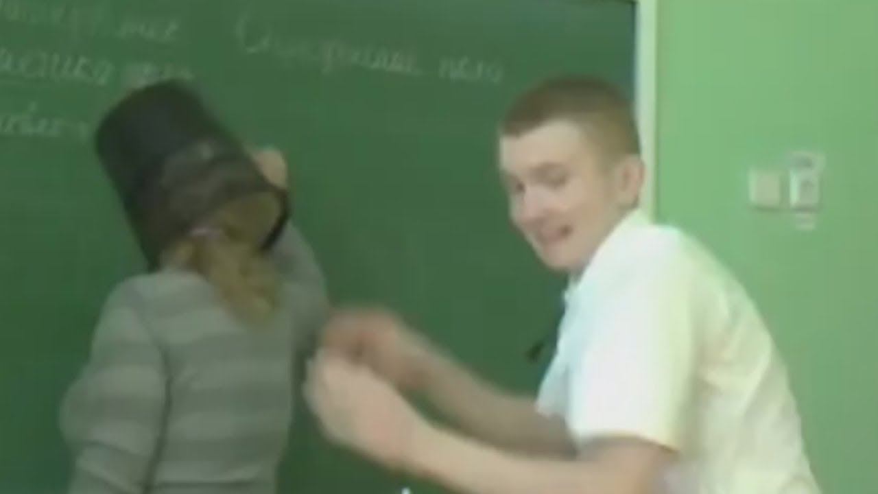 ТУПОЙ ШКОЛЬНИК ДОВОДИТ УЧИТЕЛЕЙ ДО ИСТЕРИКИ! смотреть онлайн
