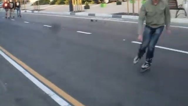 Копия видео "Анапа, ул. Горького 07.05.2016. Люба, папа Серёжа и дед Женя." смотреть онлайн