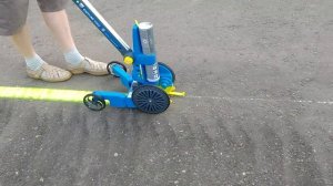 Нанесение линий разметки флуоресцентной краской на асфальт