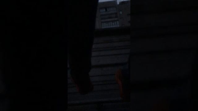 Быдло ходит по капоту и хочет обоссать машину #2 смотреть онлайн