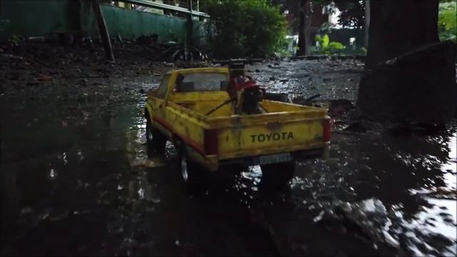 Toyota Hilux FMS 1:18 scale Quick Fun Trail at the Park before the Storm. смотреть онлайн
