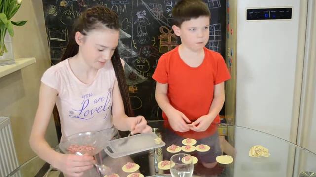 Дети лепят пельмени! смотреть онлайн
