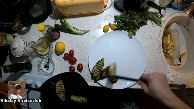 Как вкусно пожарить рыбу Дорадо с жареными овощами, отварным картофелем и салатом. смотреть онлайн