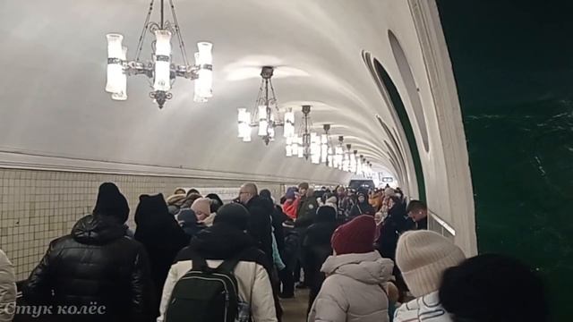 НА СТАНЦИИ ВДНХ (Калужско-Рижской линии) Московского метро / AT VDNH STATION Of The Moscow Metro