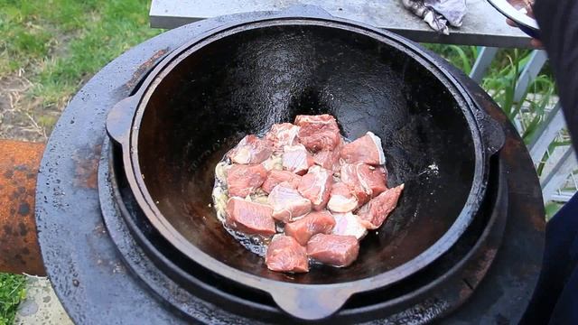 Готовим в казане - мясо и печень / Beef liver with meat смотреть онлайн