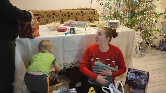 Вся семья в сборе за праздничным столом. Разбираем подарки. Жизнь семьи в деревне. смотреть онлайн