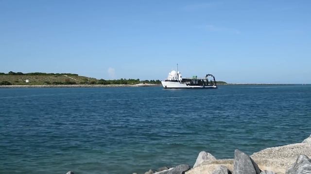Dragon Endeavour sails into Port Canaveral смотреть онлайн