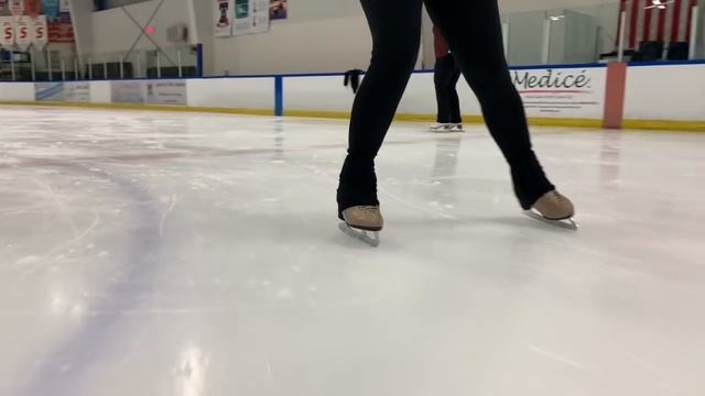How to do Backward Crossovers on Figure Skates - Figure Skating Tutorial смотреть онлайн