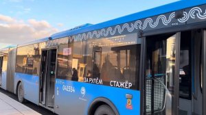 Автобус ЛиАЗ-6213.65(Учебный) следует по маршруту е70 ”138-й кв. Выхина - м. Китай - Город”