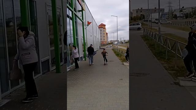 Шок!!!? 9 летний школьник упал со ступенек на самокате! смотреть онлайн
