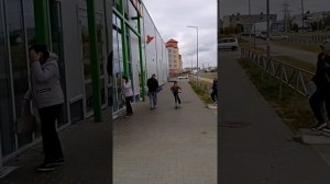 Шок!!!? 9 летний школьник упал со ступенек на самокате!