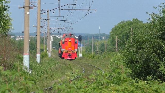 "Свеженький" ТЭМ18ДМ-496 с путеремонтной летучкой ПРЛ4-154 смотреть онлайн