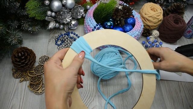 МК простого новогоднего венка из трикотажной пряжи смотреть онлайн