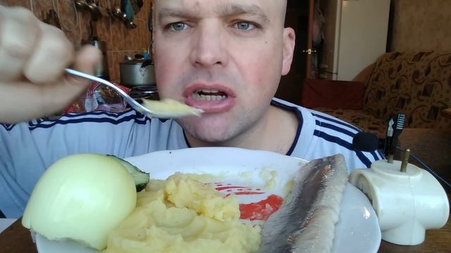 МУКБАНГ СЕЛЁДКА С ПЮРЕШКОЙ / ОБЖОР сельдь и пюре