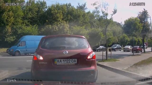 Старая блондинка на Nissan Qashqai. Задний ход смотреть онлайн