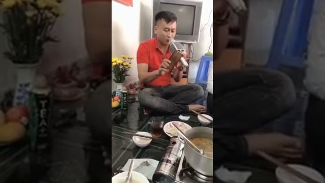 Chàng trai nhậu xin hát ca khúc xin em đừng khóc vu quy qua micro bluetoth SD ys 92 смотреть онлайн